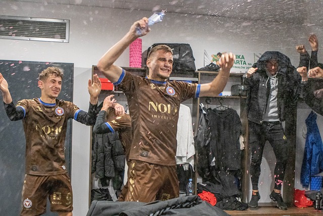 中后卫超长奔袭破门，帅炸了